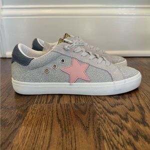 Vintage Havana Liora Shoes, never worn, size 8, silver sparkle with pink star